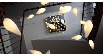 Comment éclairer une pièce dans une maison avec un haut plafond ?