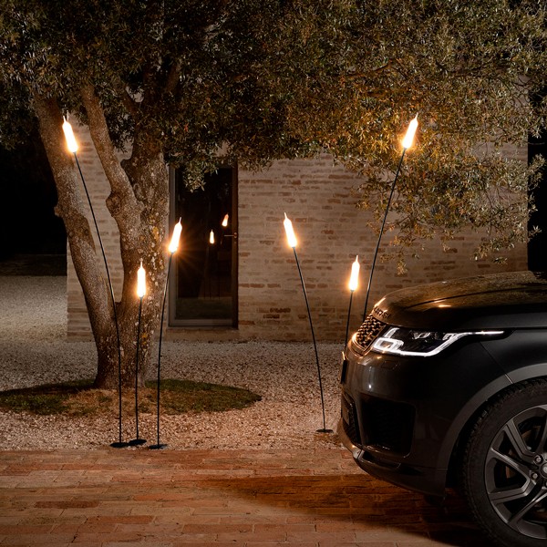 Lampadaire LED Karman Nilo sur piquet, design en forme de jonc